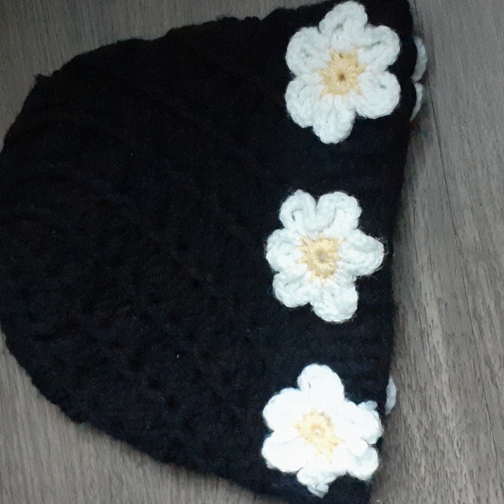 Crochet Daisy Hat & Scarf Set - Picture 5 of 10